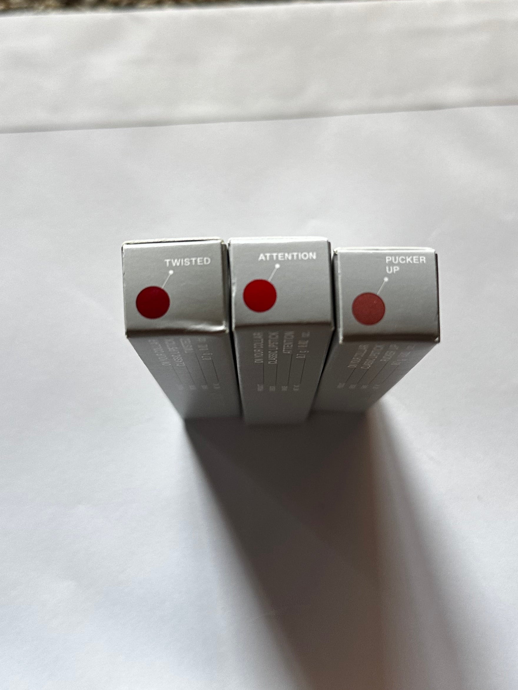 Labial R.E.M. Beauty (On Your Collar Classic Lipstick)