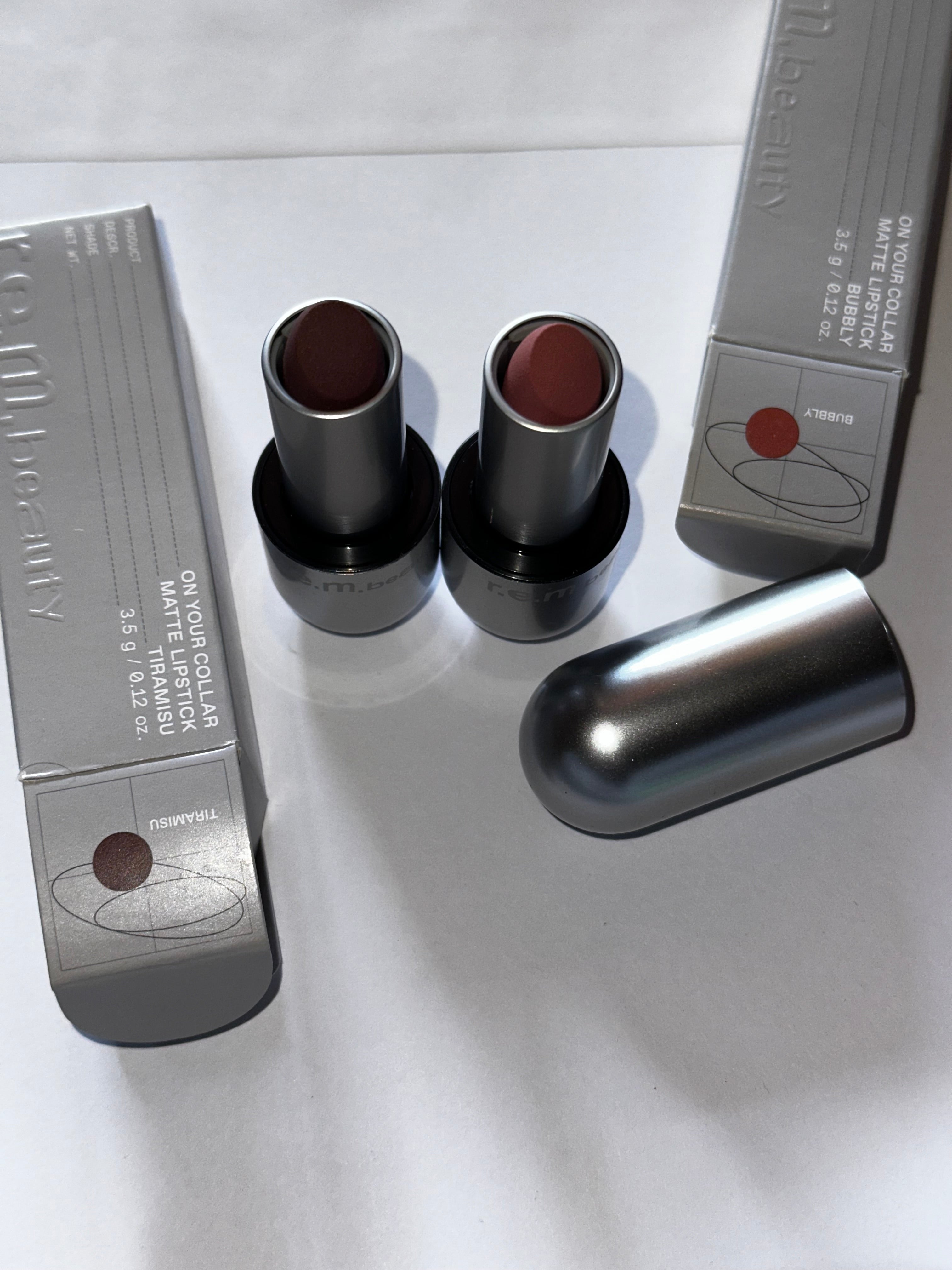 Labial Matte R.E.M. Beauty (On Your Collar Classic Lipstick)
