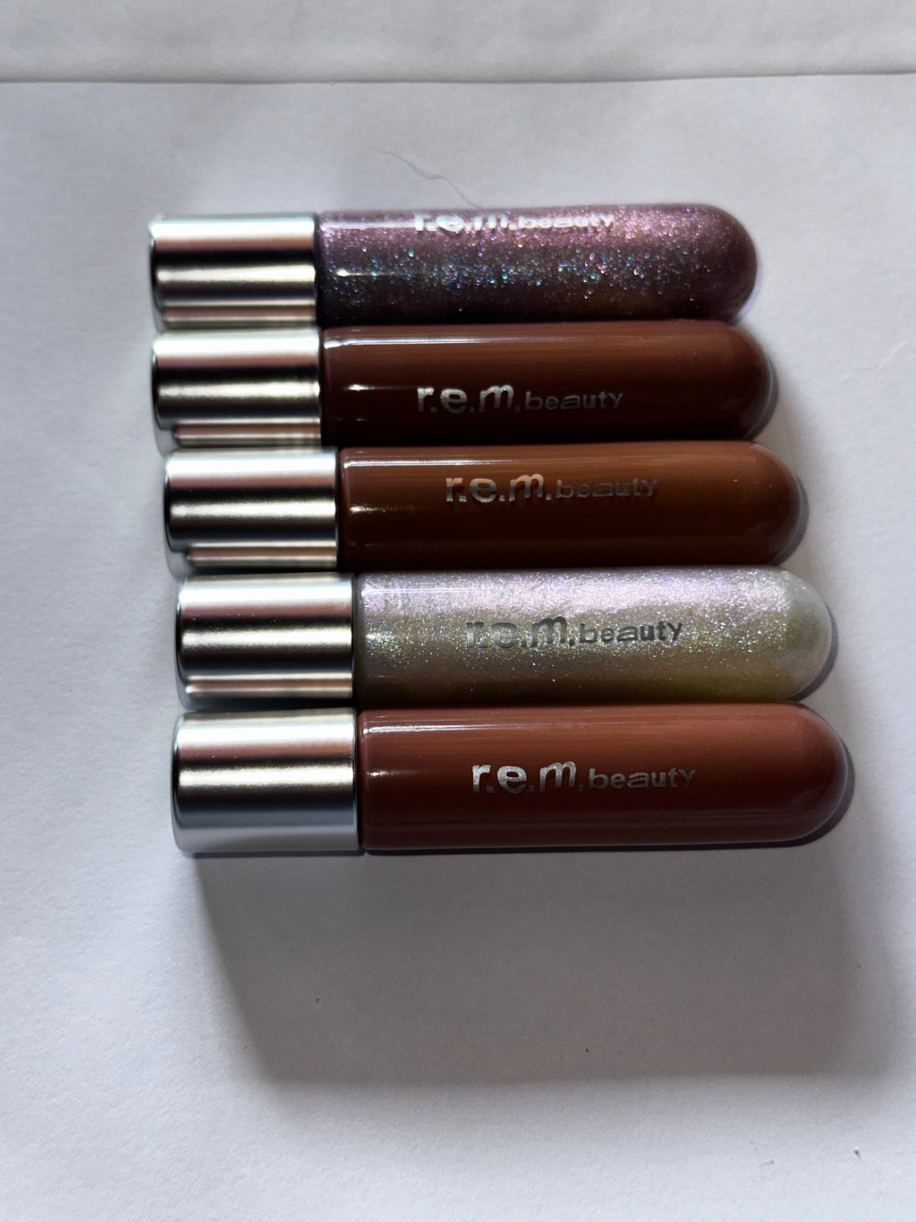 Lip gloss R.E.M. Beauty | Efecto volumen + brillo intenso